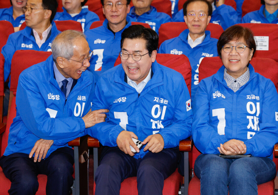 환호, 침묵, 침통.. 출구조사 발표 후 엇갈린 분위기